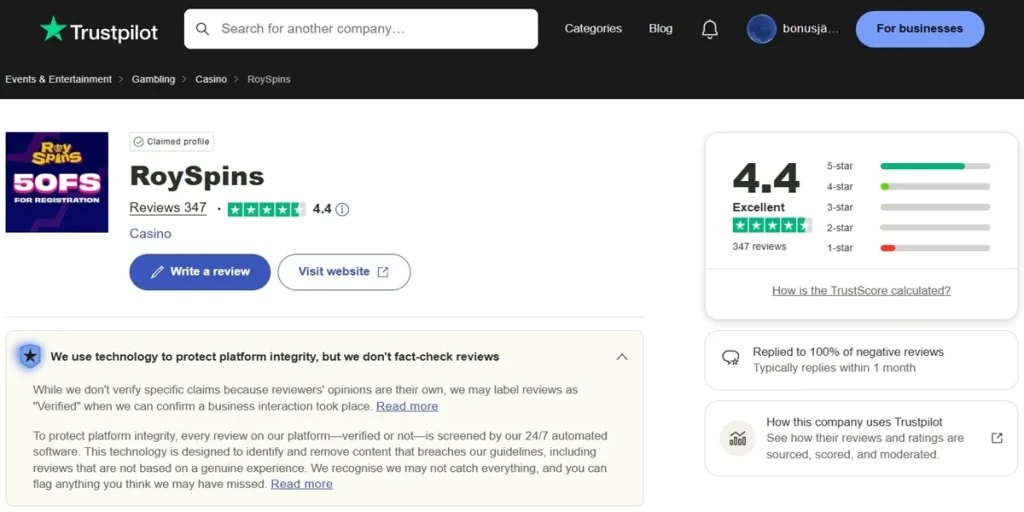RoySpins Casino Bewertung auf Trustpilot: Ausgezeichneter Score von 4.4 Sternen. Das Bild zeigt zahlreiche 5-Sterne-Bewertungen, die besonders die schnellen Auszahlungen und den Kundensupport loben.